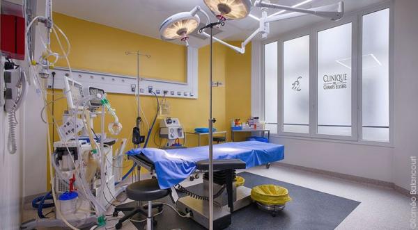 Une salle de chirurgie esthétique