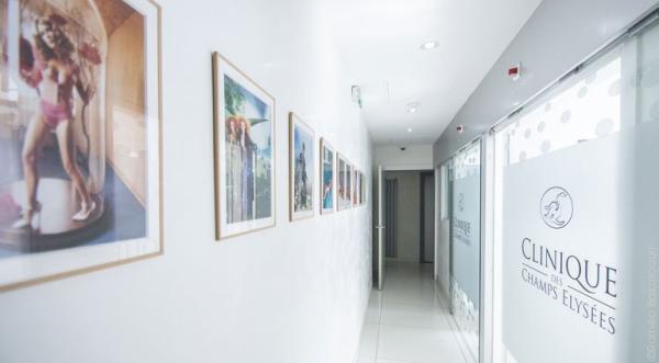 Le couloir qui mène aux blocs de médecine.