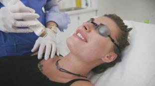 Le Dr. Brigitte Desporte efface les traces d'acné